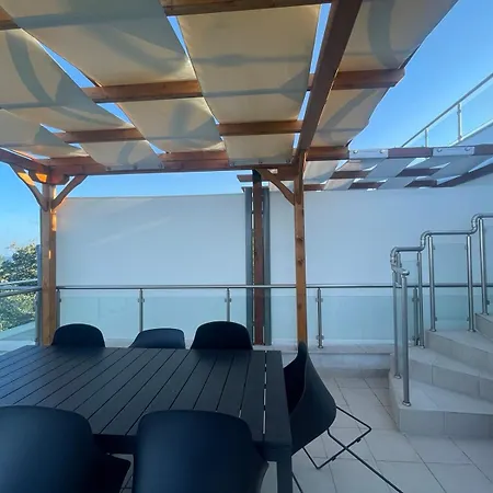 Penthouse At White Cliffs Apartment